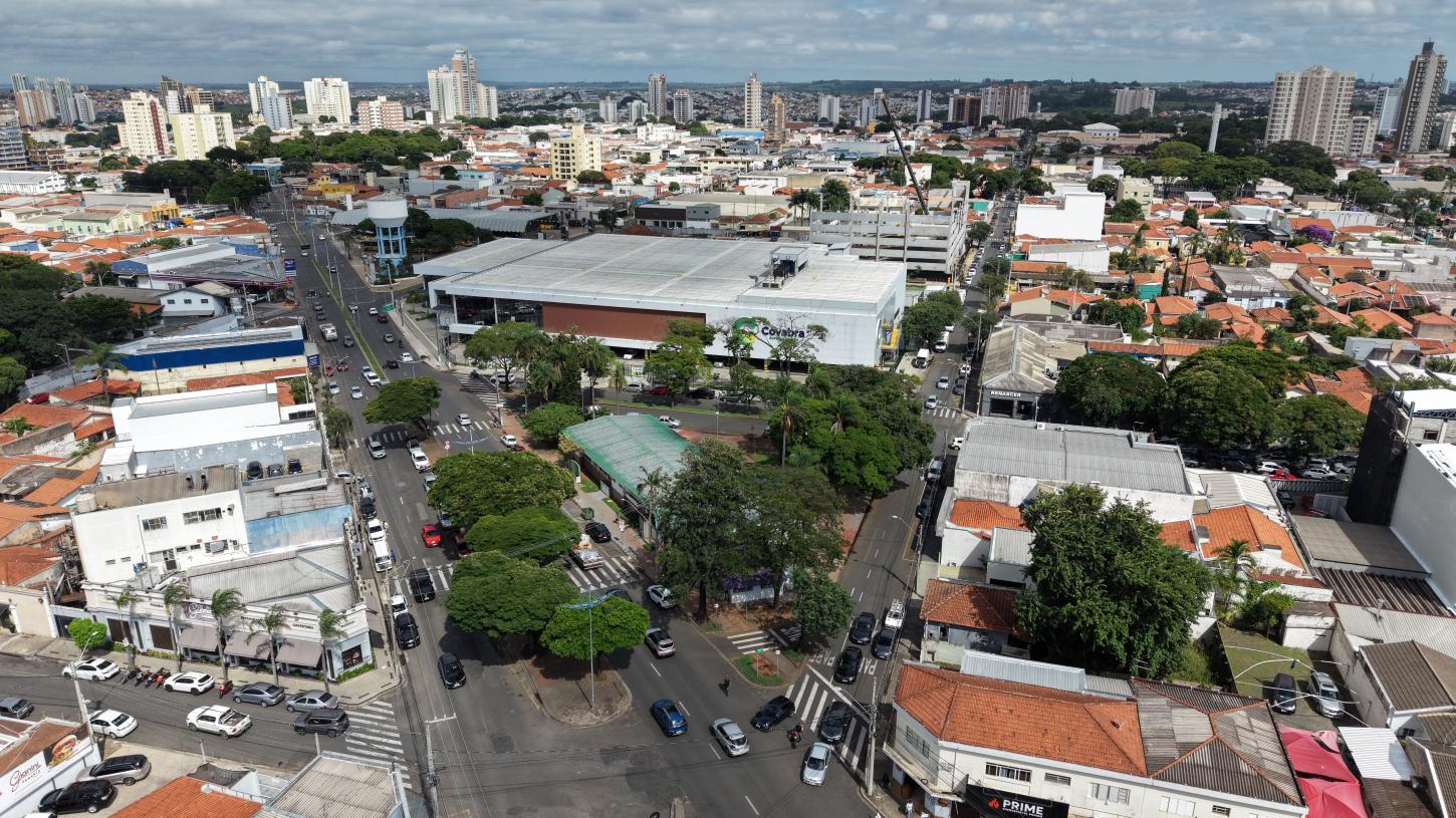 Avenida Presidente Vargas recebe obra de requalificação viária com instalação de semáforo