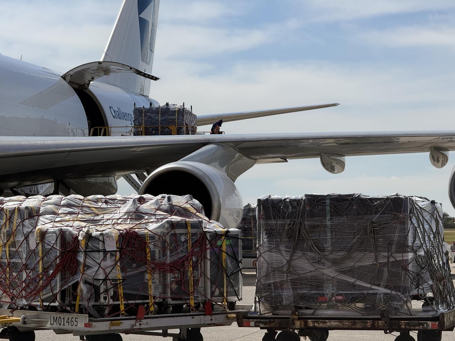 Viracopos recebe 6 aeronaves com um total de 522 toneladas de equipamentos do cantor Harry Styles