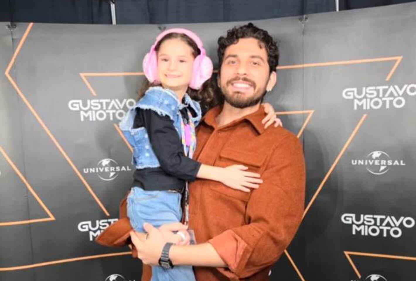 Helena realiza sonho de conhecer Gustavo Mioto e canta com o artista na FAICI