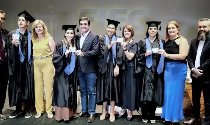 Formandos dos cursos técnicos da Fiec celebram conquista em solenidade de colação de grau