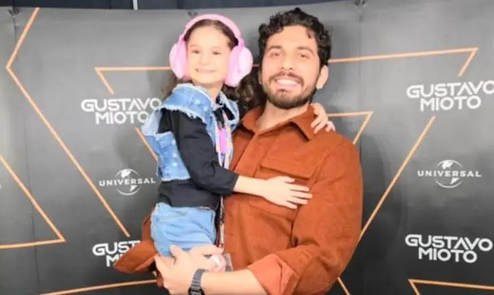 Helena realiza sonho de conhecer Gustavo Mioto e canta com o artista na FAICI